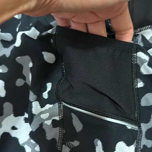 Athleta Black and White Athletic Shorts for Dynamic Performance - Picture 5 of 9